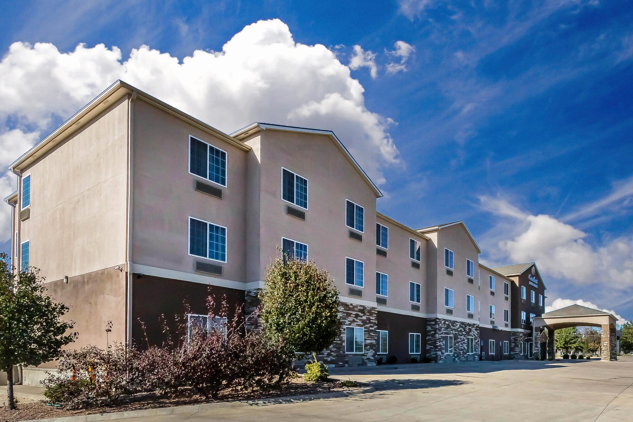 Comfort Inn & Suites Near Bethel College Newton Exterior photo