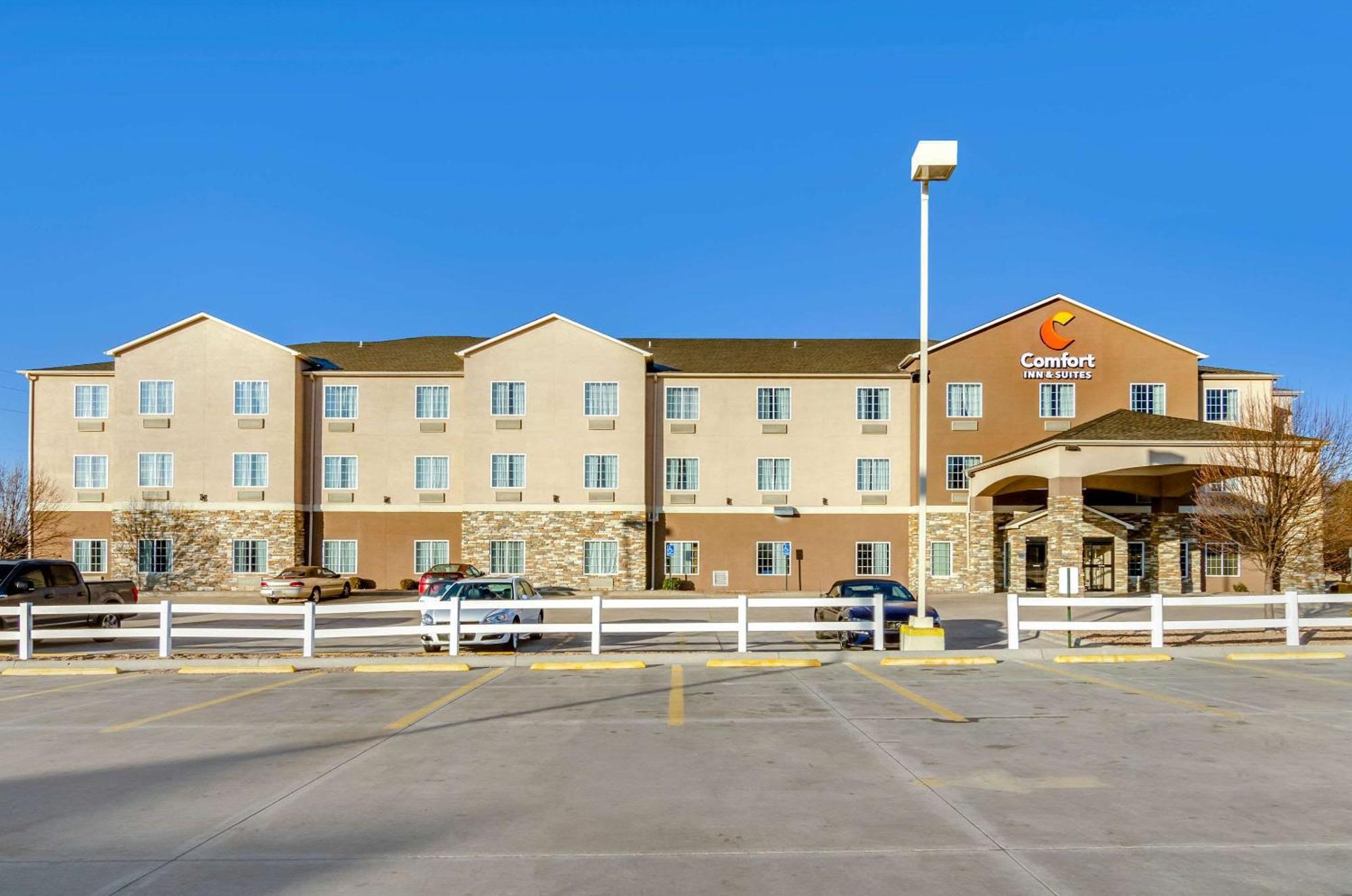 Comfort Inn & Suites Near Bethel College Newton Exterior photo