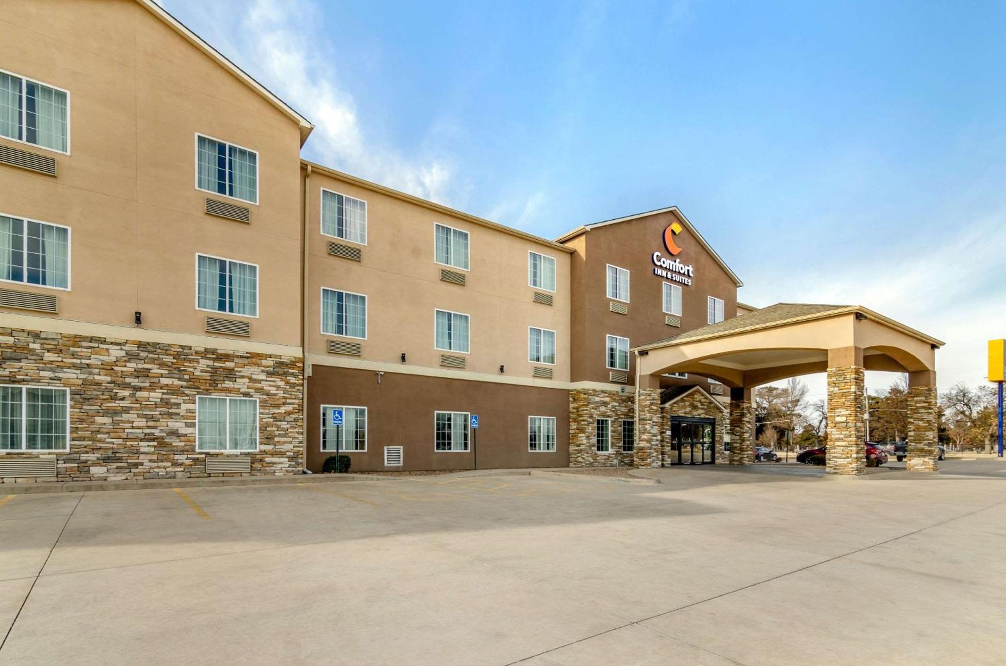 Comfort Inn & Suites Near Bethel College Newton Exterior photo